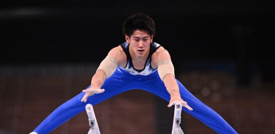 El japonés Daiki Hashimoto, de 19 años, aparece en acción en la gimnasia artística de los Juegos Olímpicos de Tokio 2020.