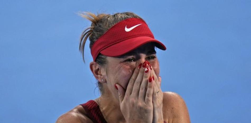 La tenista suiza Belinda Bencic se emociona tras derrotar a la kazaja Elena Rybakina en la semifinal del torneo femenino de tenis de los Juegos de Tokio.