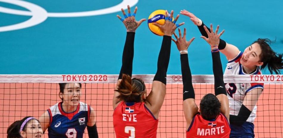 Park Jeong-ah, de Corea del Sur, ataca la defensa de República Dominicana durante el partido del torneo de voleibol femenino de los Juegos Olímpicos.