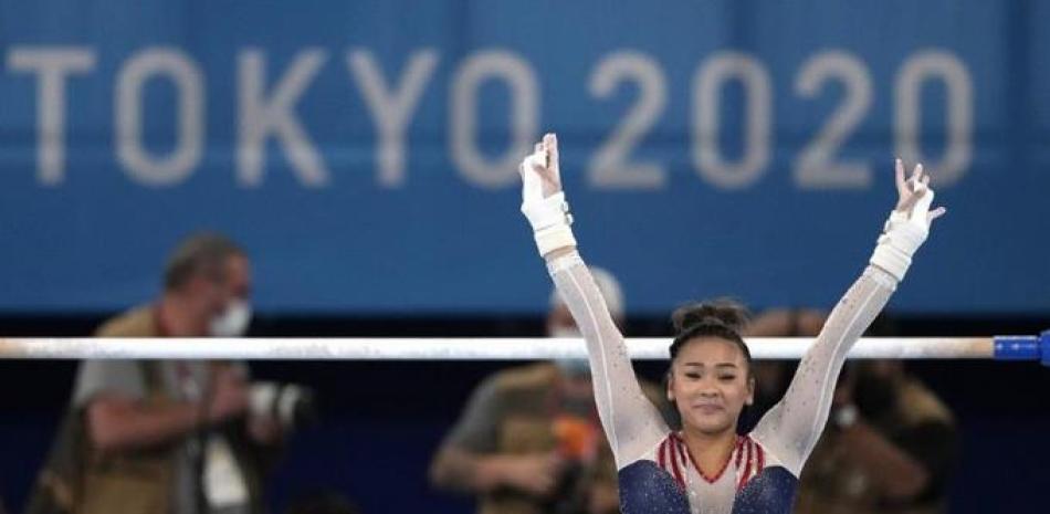 Sunisa Lee completa su rutina en las barras asimétricas en la final del concurso individual de la gimnasia de los Juegos Olímpicos de Tokio.