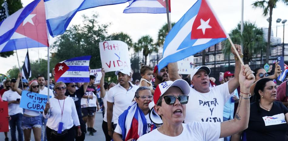 Manifestantes llevan banderas cubanas y gritan lemas de solidaridad con el pueblo cubano y contra el gobierno de la isla el jueves 15 de julio de 2021 en Hialeah, Florida.

Foto: AP/Marta Lavandier