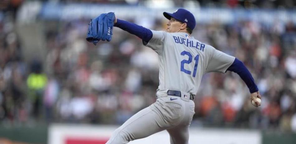 El pitcher abridor de los Dodgers de Los Ángeles Walker Buehler se prepara para lanzar en el primer inning de su juego de béisbol contra los Gigantes.