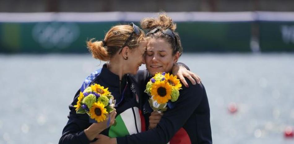 Valentina Rodini y Federica Cesarini, de Italia, posan con la medalla de oro tras la final femenina del scull doble ligero en los Juegos de Tokio, el 29 de julio de 2021, en Tokio.