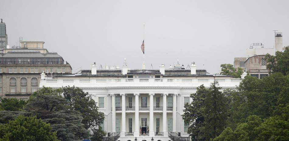 Esta fotografía de archivo del 22 de mayo de 2020 muestra la Casa Blanca con la bandera a media asta.

Foto: AP/Patrick Semansky