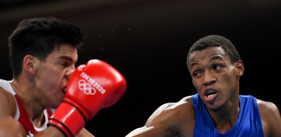 Eudi Cedeño, de República Dominicana (azul) conecta al rostro del argentino Francisco Verón en el combate de los octavos de final del torneo de boxeo de los Juegos Olímpicos.