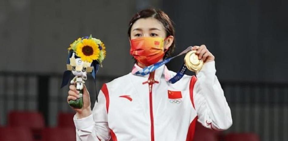 Chen Meng posa junto a su medalla de oro en el tenis femenino de los Juegos Olímpicos.