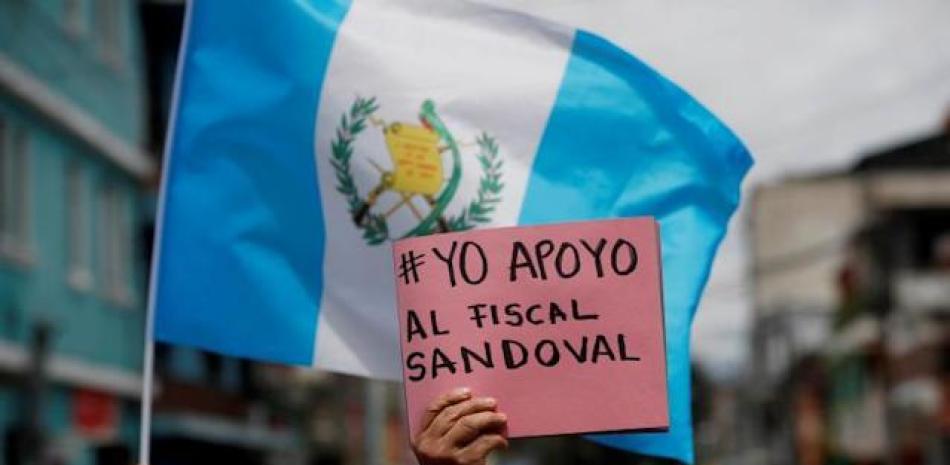 Ciudadanos participan en una manifestación ayer en Ciudad de Guatemala (Guatemala). EFE/ Esteban Biba