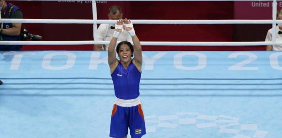 La boxeadora india Chungneijang Mery Kom Hmangte saluda tras su pelea en la categoría de peso mosca (51 kilos) frente a la colombiana Lorena Valencia Victoria.