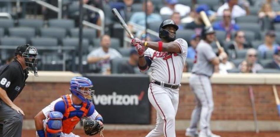 El dominicano Abraham Almonte pega un cuadrangular por los Bravos de Atlanta ante los Mets de Nueva York, en el cuarto inning del partido del jueves 29 de julio de 2021.