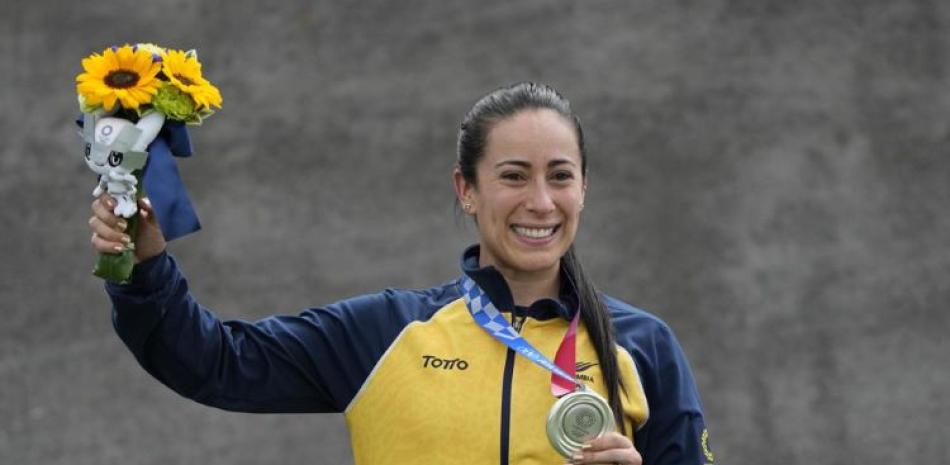 La colombiana Mariana Pajón posa con su medalla de plata tras la final de BMX, el viernes 30 de julio de 2021, en Tokio.