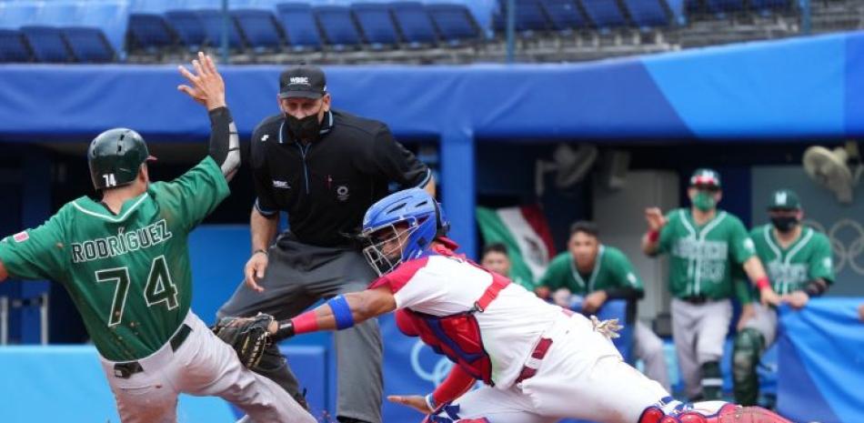 El catcher dominicano Charlie Valerio pone out a Isaac Rodríguez, de México, en acción del sexto inning del partido de béisbol de los Juegos Olímpicos.