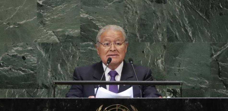 En esta fotografía de archivo del 26 de septiembre de 2018, el mandatario salvadoreño Salvador Sánchez Cerén habla ante la Asamblea General de las Naciones Unidas, en la sede de la ONU en Nueva York. (AP Foto/Frank Franklin II, archivo)
