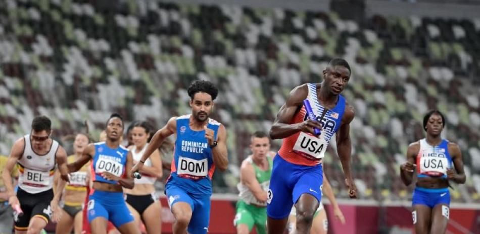 Bryce Deadmon, de Estados Unidos, y el dominicano Luguelin Santos compiten en las eliminatorias de relevos mixtos de 4x400m durante los Juegos Olímpicos de Tokio.