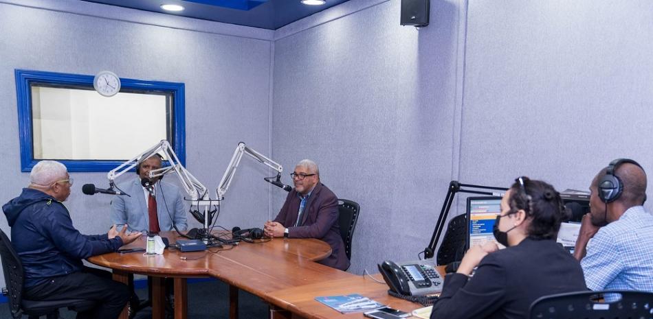 Sammy Ramos, Roberto Monclus y Jesús Nova durante un conversatorio sobre Johnny Ventura en la emisora Quisqueya FM.