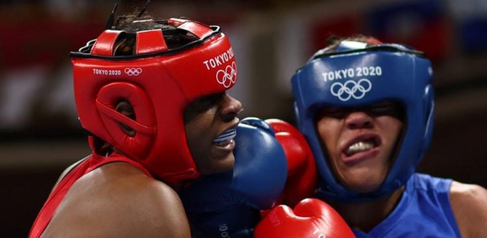 Oshae Jones, de Estados Unidos (rojo) y María Moronta, de República Dominicana, intercambian golpes durante su pelea en los Juegos Olímpicos de Tokio 2020.
