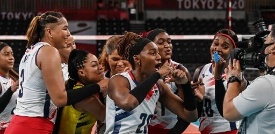 Varias de la Reinas del Caribe celebran la victoria del equipo este viernes ante Kenia