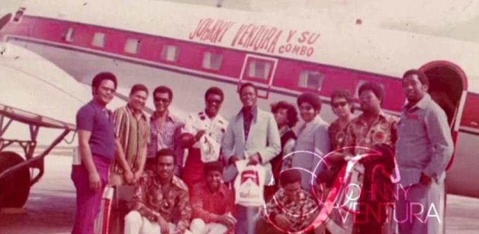Johnny Ventura y su Combo Show junto al avión que usaban para los viajes al extranjero.