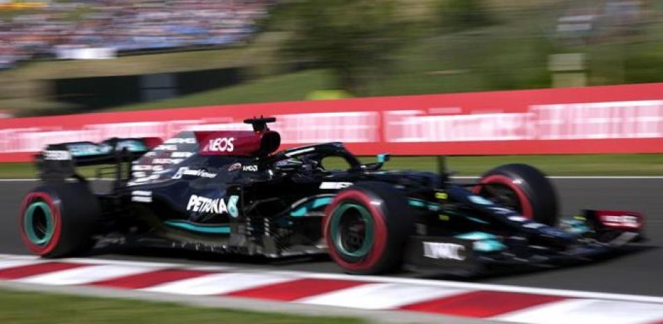 El británico Lewis Hamilton, con Mercedes, maniobra durante la clasificación para el Gran Premio de Hungría de Fórmula 1 en el autódromo Hungaroring en Mogyorod.
