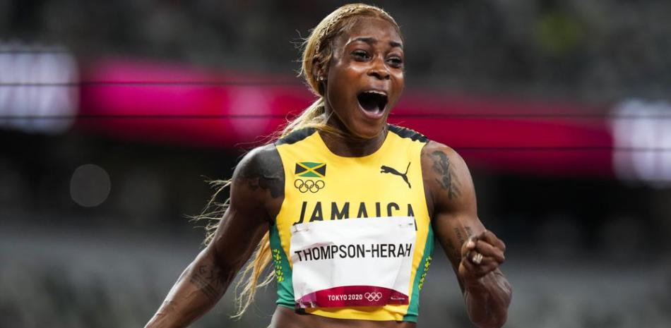 La velocista jamaicana Elaine Thompson-Herah reacciona tras ganar los 100 metros en los Juegos de Tokio, el 31 de julio de 2021, en Tokio.