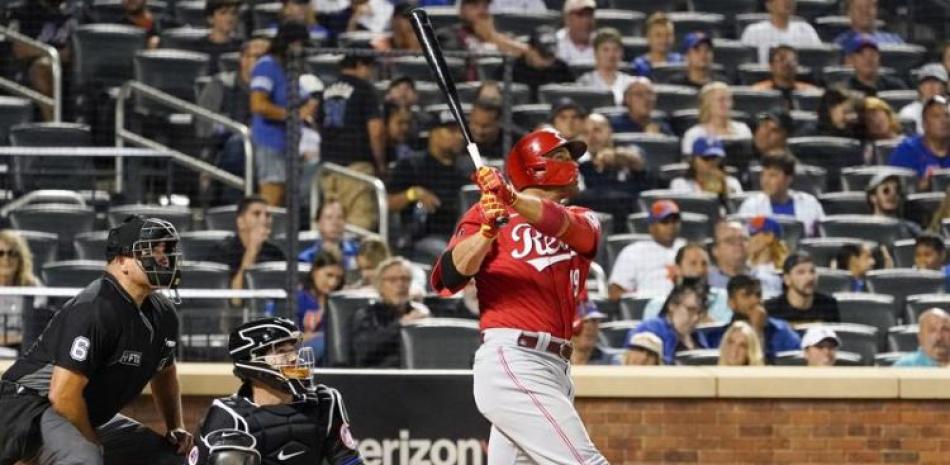 Joey Votto, de los Rojos de Cincinnati, conecta un jonrón solitario en la séptima entrada del partido contra los Mets de Nueva York, en Nueva York.