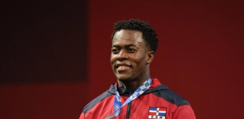 Zacarias Bonnat, de República Dominicana, posa con la medalla de plata que logró en los 81 kilogramos del levantamiento de pesas de los Juegos Olímpicos Tokio 2020.