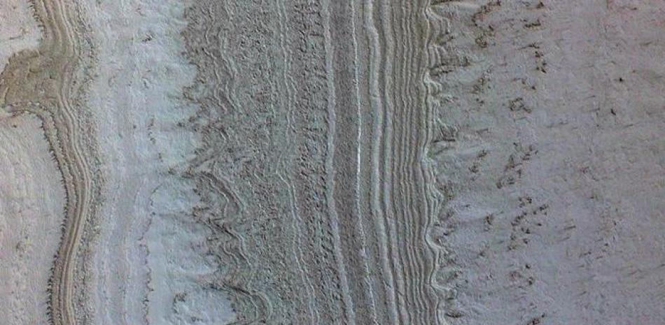 Esta imagen tomada por el la sonda espacial Mars Reconnaissance Orbiter de la NASA muestra capas de hielo en el polo sur de Marte. NASA/JPL/Caltech