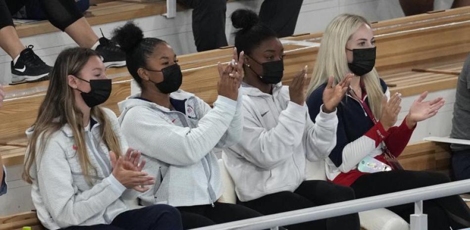 Simone Biles (2da desde la derecha) y sus compañeras del equipo estadounidense (de izq. a der. Grace McCallum, Jordan Chiles y MyKayla Skinner) festejan la victoria de Sunisa Lee en la prueba de ejercicios combinados de la gimnasia olímpica en Tokio el 29 de julio del 2021.(AP Photo/Ashley Landis)