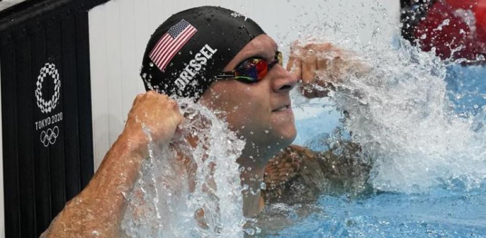 El estadounidense Caeleb Dressel celebra su medalla de oro en los 50 metros libres, el domingo 1 de agosto de 2021, en Tokio.