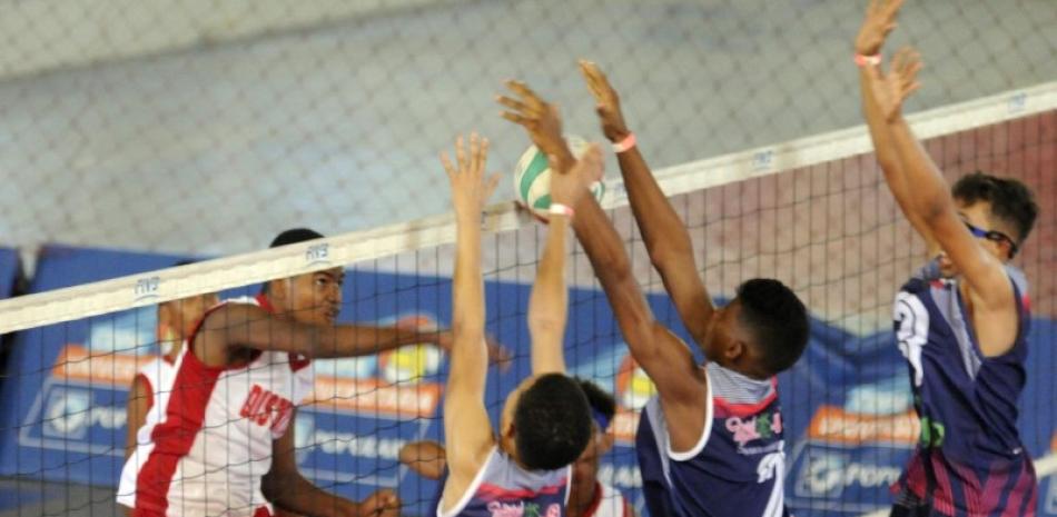 Un momento de acción de uno de los juegos escenificados en el Torneo Nacional Infantil Masculino de Voleibol.