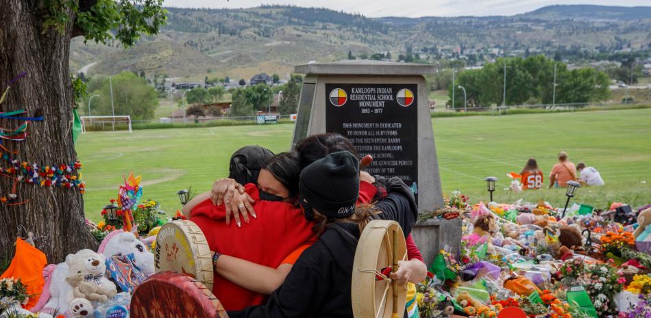 Un reciente descubrimiento de cientos de tumbas sin nombre cerca de una antigua escuela para indígenas en el oeste de Canadá sigue al descubrimiento anterior de restos de niños en otra escuela. Foto de archivo del 4 de junio de 2021, en Kamloops, Columbia Británica. © Cole Burston / AFP