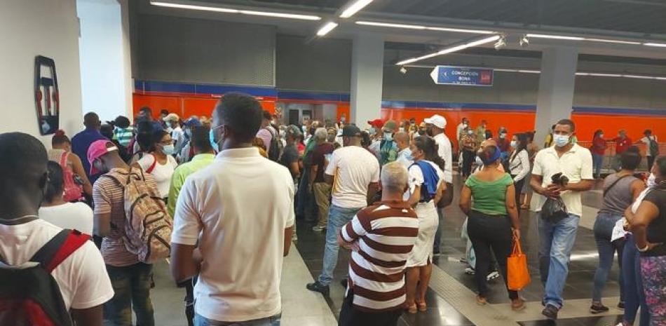 Usuarios del Teleférico de Santo Domingo a la espera de que les permitan ingresar.