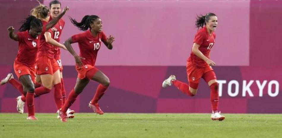 La canadiense Jessie Fleming (derecha) celebra tras anotar desde el penalti el único gol de la semifinal del torneo olímpico de fútbol entre Canadá y Estados Unidos.