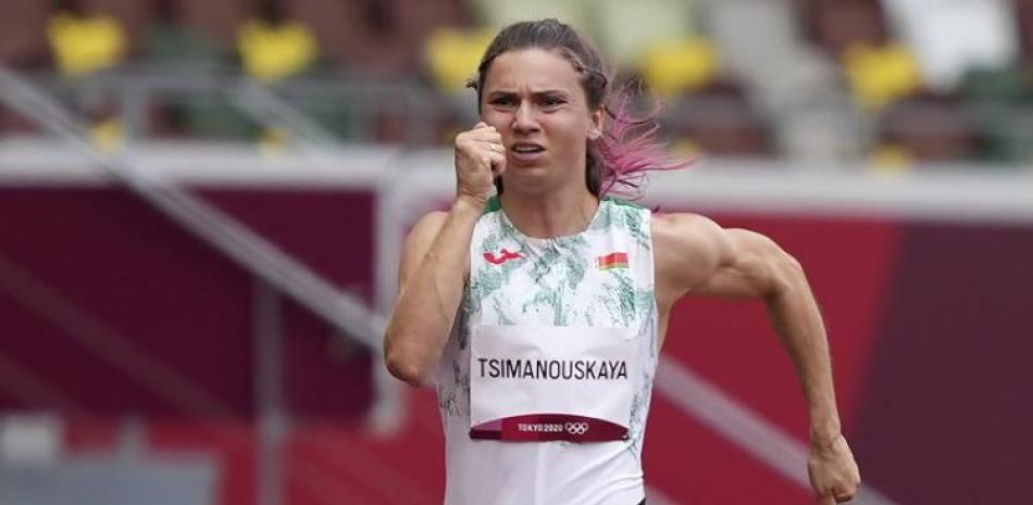 La bielorrusa Krystsina Tsimanouskaya compite en los 100 metros en los Juegos de Tokio, el 30 de julio de 2021.