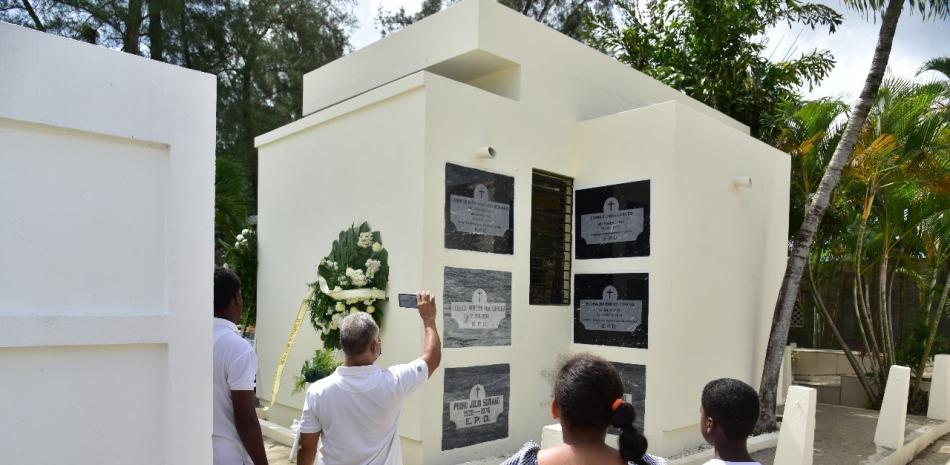 Algunas personas visitaron el domingo el panteón de la familia Ventura-Soriano en el  cementerio Cristo Redentor. (Foto: Víctor Ramírez/Listín Diario).