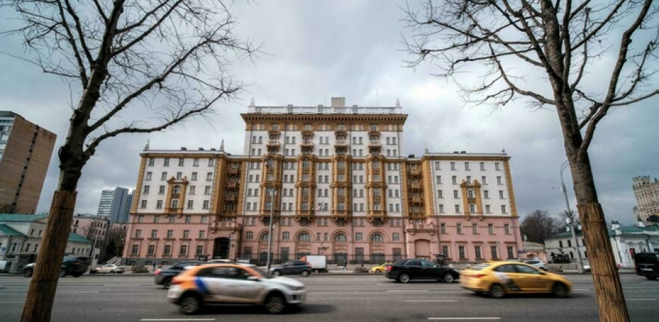 Una vista de marzo de 2021 de la embajada de Estados Unidos en Moscú, en medio de quejas de Washington de que tiene que despedir al personal local Yuri KADOBNOV AFP/Archivos