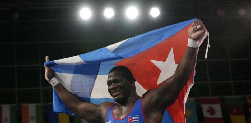 El cubano Mijaín López celebra su victoria sobre el georgiano Lakobi Kajaia en la final de la lucha grecorromana masculina de 130 kg en los Juegos Olímpicos.