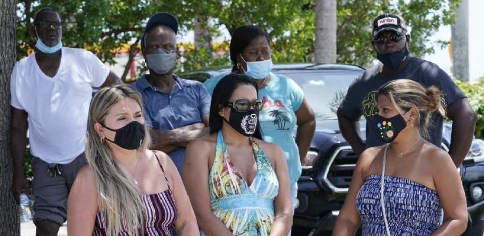 Un grupo espera su turno para someterse a una prueba de coronavirus, el sábado 31 de julio de 2021, en North Miami, Florida. (AP Foto/Marta Lavandier)