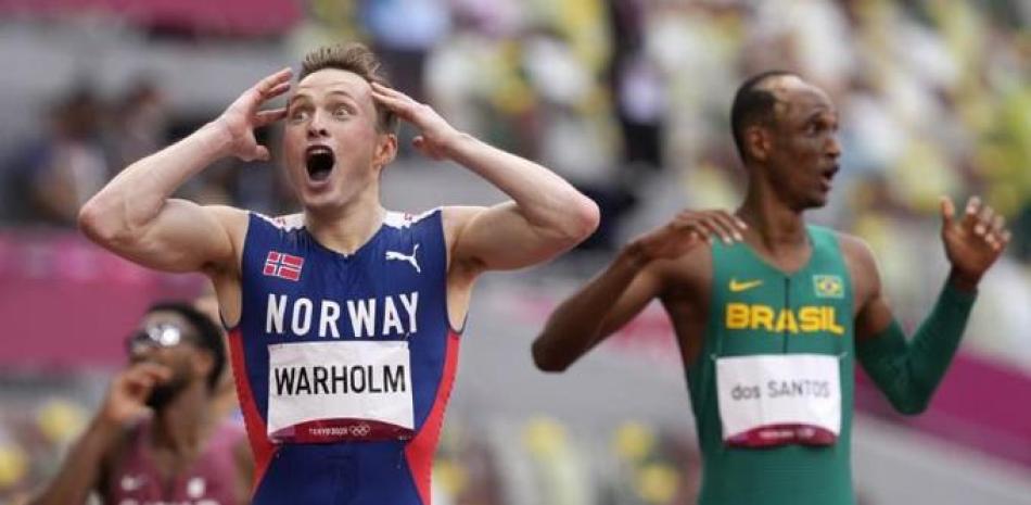 El noruego Karsten Warholm celebra después de ganar la medalla de oro con récord mundial en los 400 metros con vallas, el martes 3 de agosto de 2021, en Tokio.