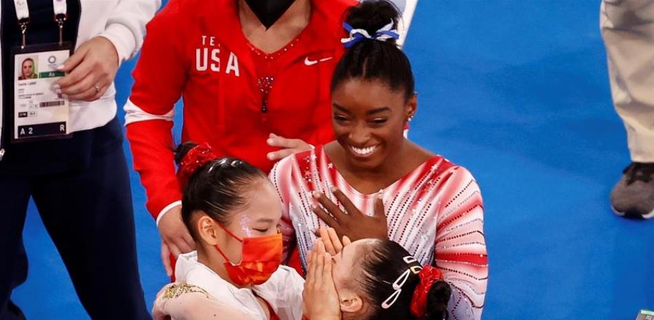 Las chinas Chenchen Guan (d-oro) y Xijing Tang (i-plata) y la estadounidense Simone Biles (c-bronce) celebran tras la final de viga de equilibrio femenina de Gimnasia Artística durante los Juegos Olímpicos 2020, este martes en el Centro de Gimnasia de Ariake de Tokio (Japón). EFE/ José Méndez