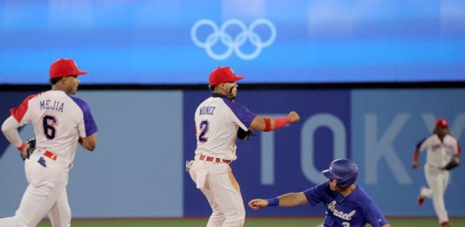 El dominicano Gustavo Nuñez, fuerza a Ian Kinsler, de Israel, y lanza a la primera base para completar una doble matanza durante el partido de este martes en el béisbol de los Juegos Olímpicos.