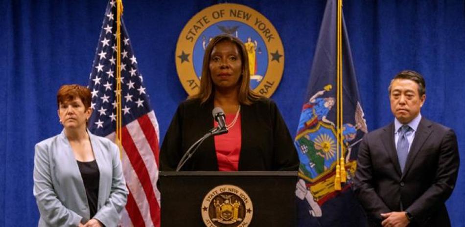 La fiscal general de Nueva York, Letitia James (c), habla durante una rueda de prensa sobre la investigación sobre acoso sexual que se le adelanta el gobernador de Nueva York, Andrew Cuomo.