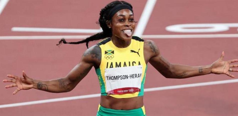 Elaine Thompson-Herah celebra luego de lograr la medalla de oro en la prueba de los 200 metros planos en los Juegos Olímpicos de Tokio 2020.