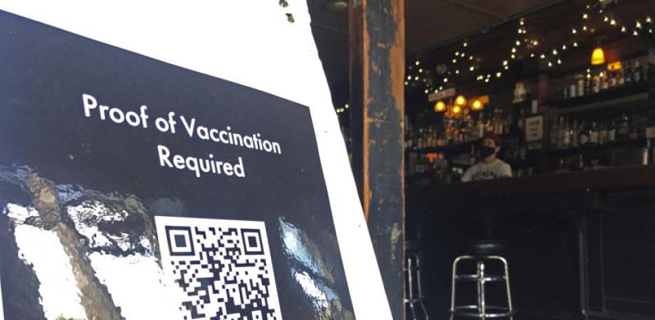 Esta fotografía muestra un letrero que pide a la gente que muestre una prueba de su estatus de vacunación contra COVID-19 en un bar de San Francisco, el jueves 29 de julio de 2021. Foto: AP/Haven Daley.