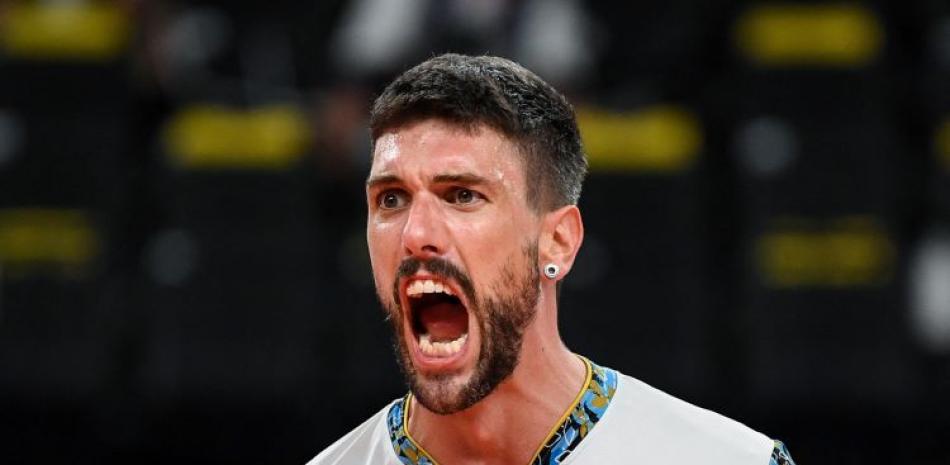 Facundo Conte, de Argentina, reacciona durante el partido de cuartos de final frente a Italia en los cuartos de final del torneo de voleibol de los Juegos Olímpicos.