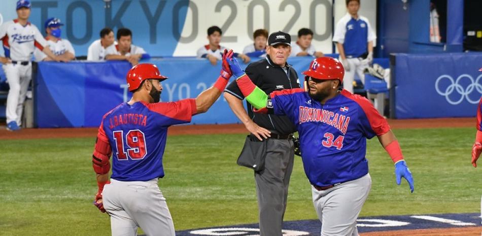 Juan Francisco es felicitado luego del jonrón que conectó en el partido frente a Corea del Sur en el torneo de béisbol de los Juegos Olímpicos.