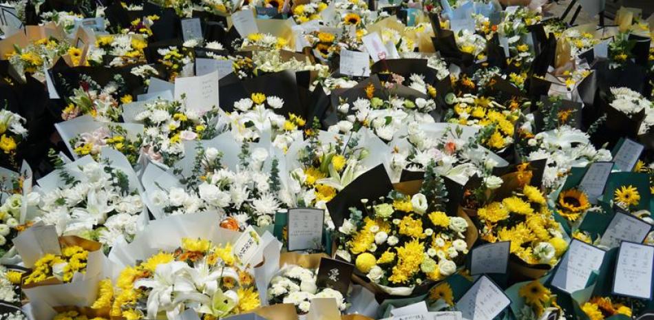 En esta imagen del 27 de julio de 2021 se presentan ramos de flores a la entrada de una estación de metro en Zhengzhou, en la provincia china de Henan, donde murieron varias personas cuando unas lluvias históricas inundaron la zona. Foto: AP/Dake Kang.