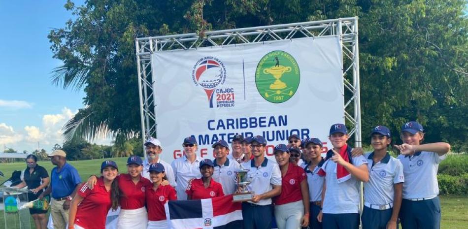 Jugadores y directivos del Tour Juvenil celebran el triunfo del equipo dominicano.