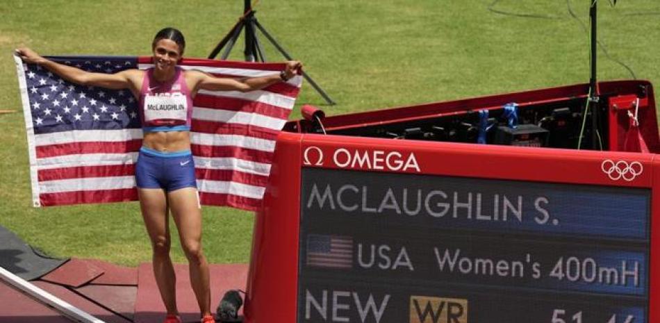 La estadounidense Sydney Mclaughlin celebra después de ganar la medalla de oro e imponer récord mundial en la final de los 400 metros con vallas.