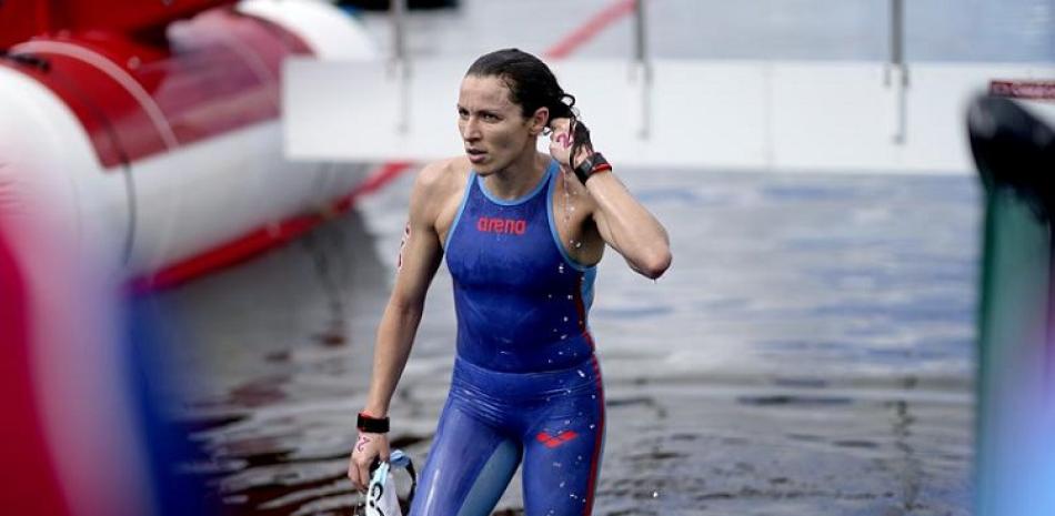 La argelina Souad Nefissa Cherouati sale del agua tras completar el maratón femenino de 10 kilómetros de los Juegos Olímpicos de Tokio el 4 de agosto del 2021.