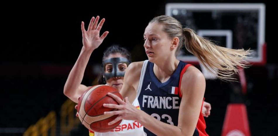 La francesa Marine Johannes maneja el balón ante la defensa de Cristina Ouvina, de España, en partido de los cuartos de final del baloncesto de los Juegos Olímpicos.